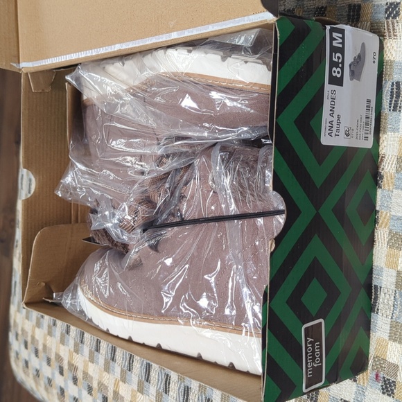 NIB Women's Brown Fur-Lined Ankle Boots - Picture 11 of 11